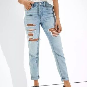 American Eagle Ripped Low Rise Tomgirl Jeans in Crushed Ice Size 2 Tall